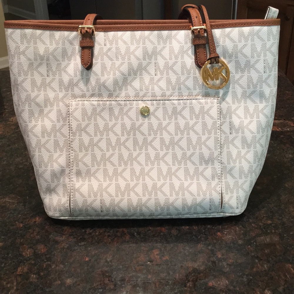 Vanilla Michael Kors large logo shoulderbag